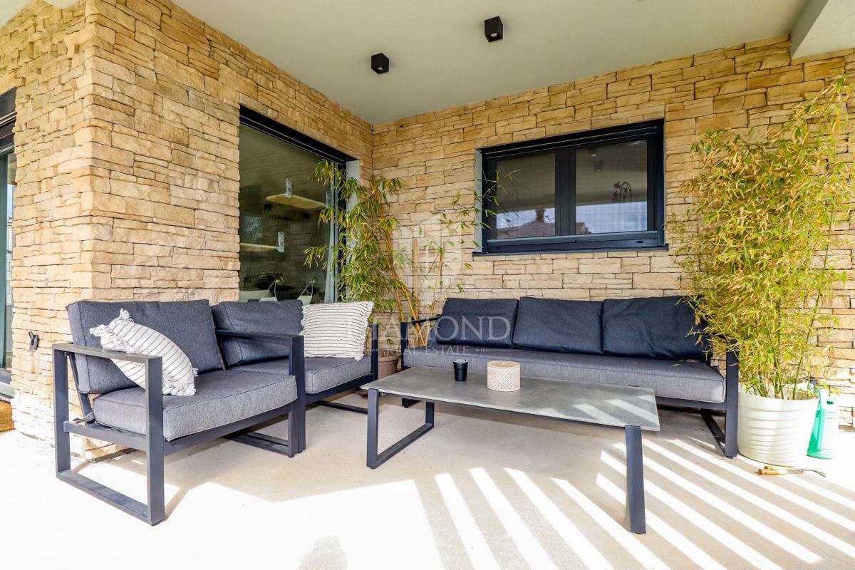 Rovigno, dintorni, nuova casa moderna in posizione tranquilla