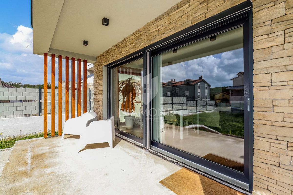 Rovigno, dintorni, nuova casa moderna in posizione tranquilla