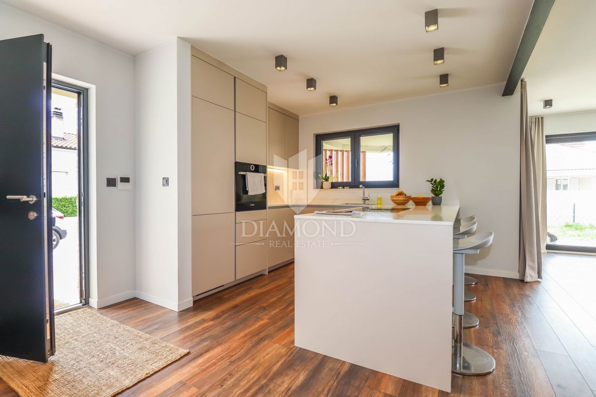 Rovigno, dintorni, nuova casa moderna in posizione tranquilla