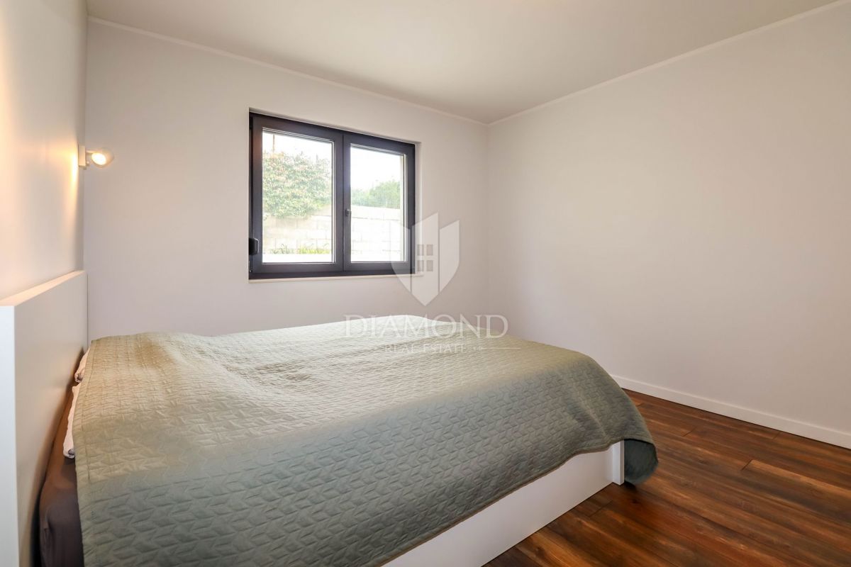 Rovigno, dintorni, nuova casa moderna in posizione tranquilla