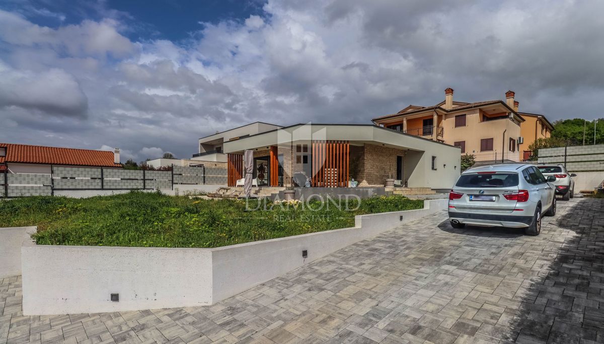 Rovigno, dintorni, nuova casa moderna in posizione tranquilla