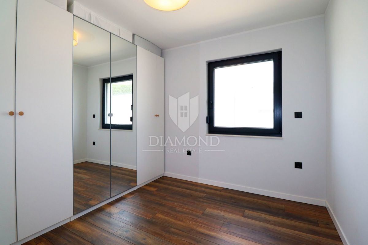 Rovigno, dintorni, nuova casa moderna in posizione tranquilla