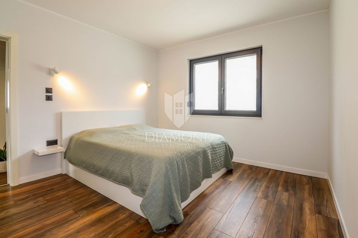 Rovigno, dintorni, nuova casa moderna in posizione tranquilla