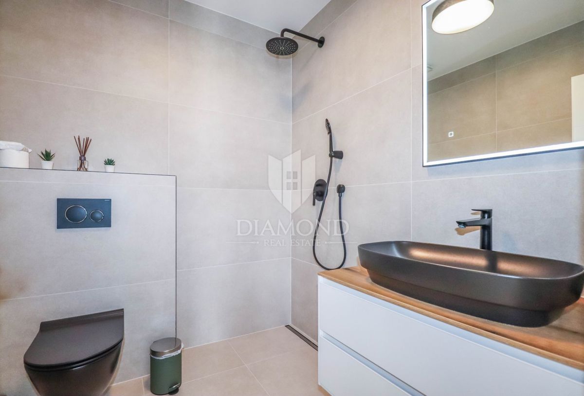 Rovigno, dintorni, nuova casa moderna in posizione tranquilla