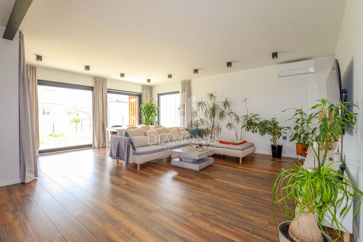 Rovigno, dintorni, nuova casa moderna in posizione tranquilla