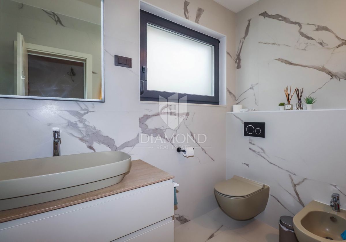 Rovigno, dintorni, nuova casa moderna in posizione tranquilla