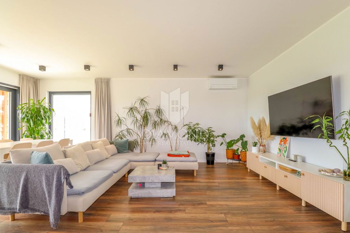 Rovigno, dintorni, nuova casa moderna in posizione tranquilla