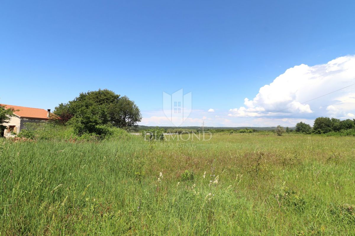 Parenzo, dintorni – Terreno edificabile di 761 m² con infrastruttura e accesso