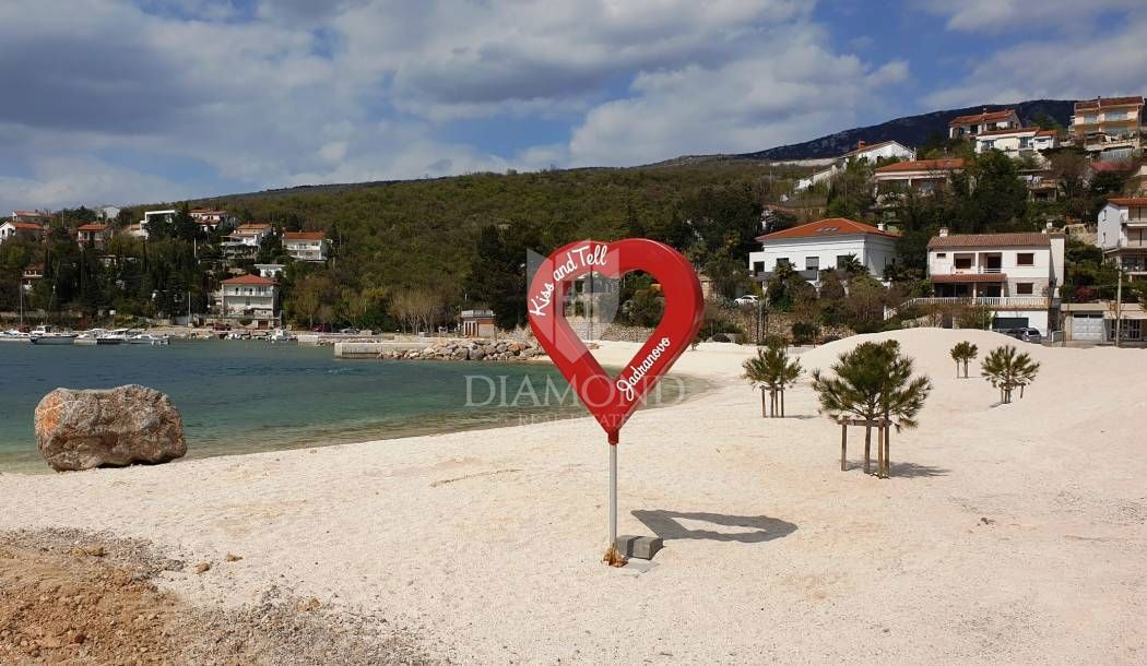 Jadranovo, ampio appartamento su due livelli