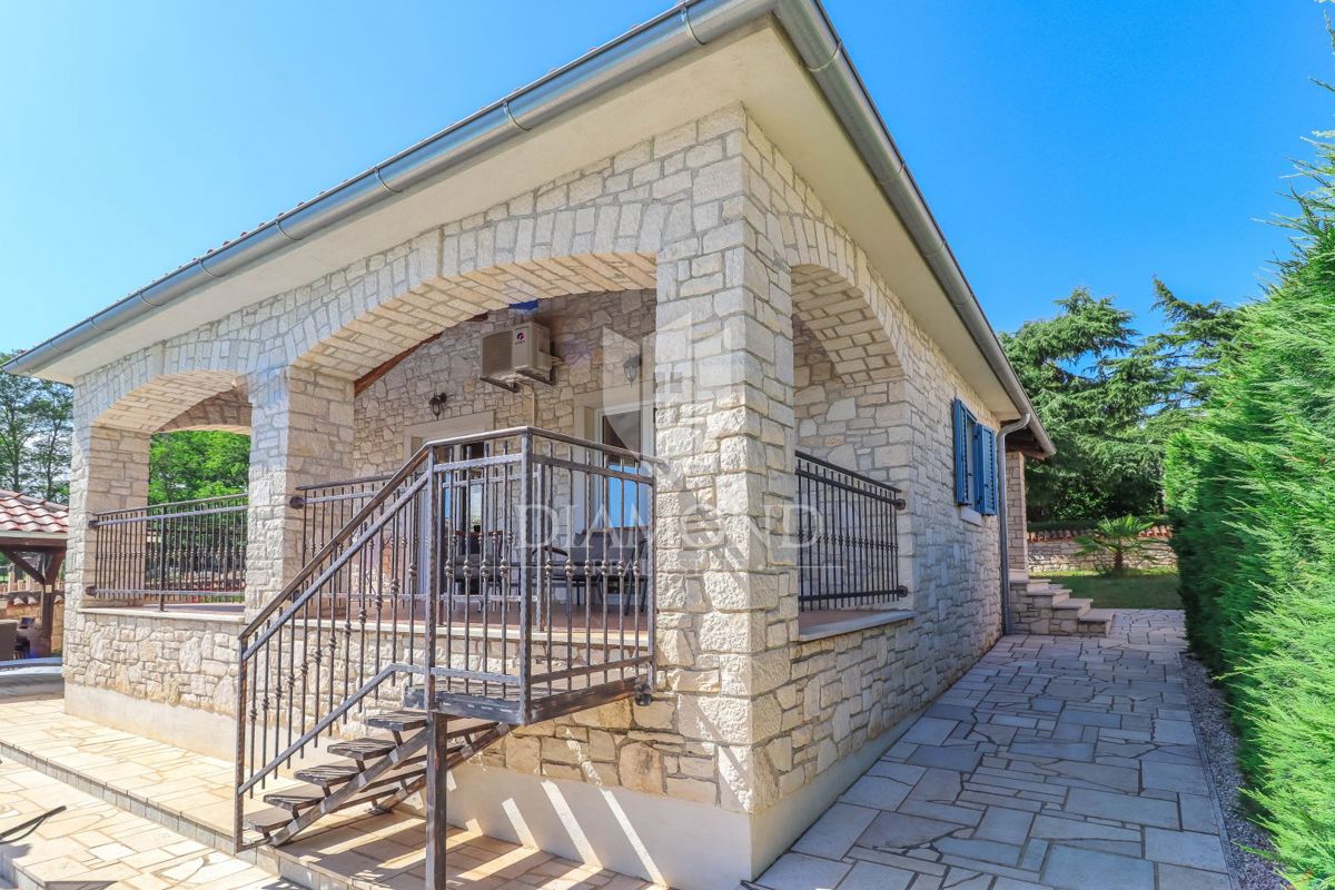 Parenzo, dintorni, bella casa in pietra con piscina, opportunità!