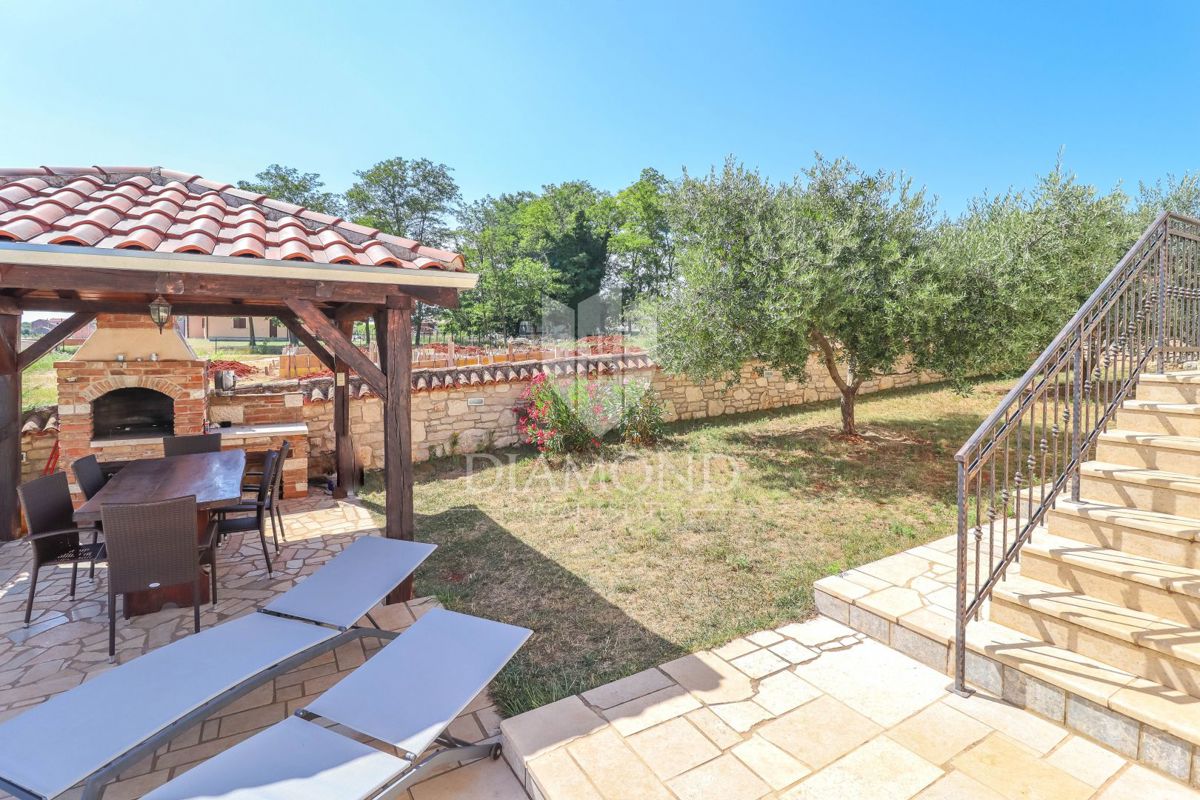 Parenzo, dintorni, bella casa in pietra con piscina, opportunità!