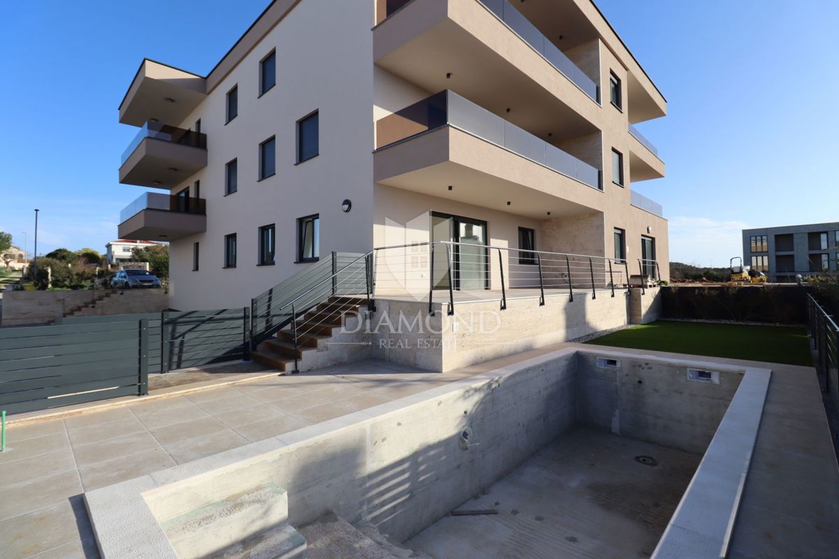 Moderno appartamento con piscina e giardino in vendita - Volme