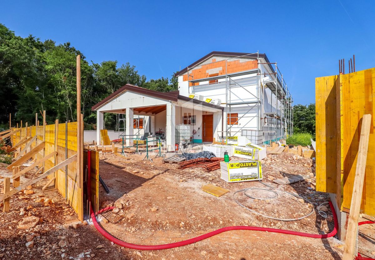 Una nuova casa moderna con piscina nella pace della natura vicino a Rovigno