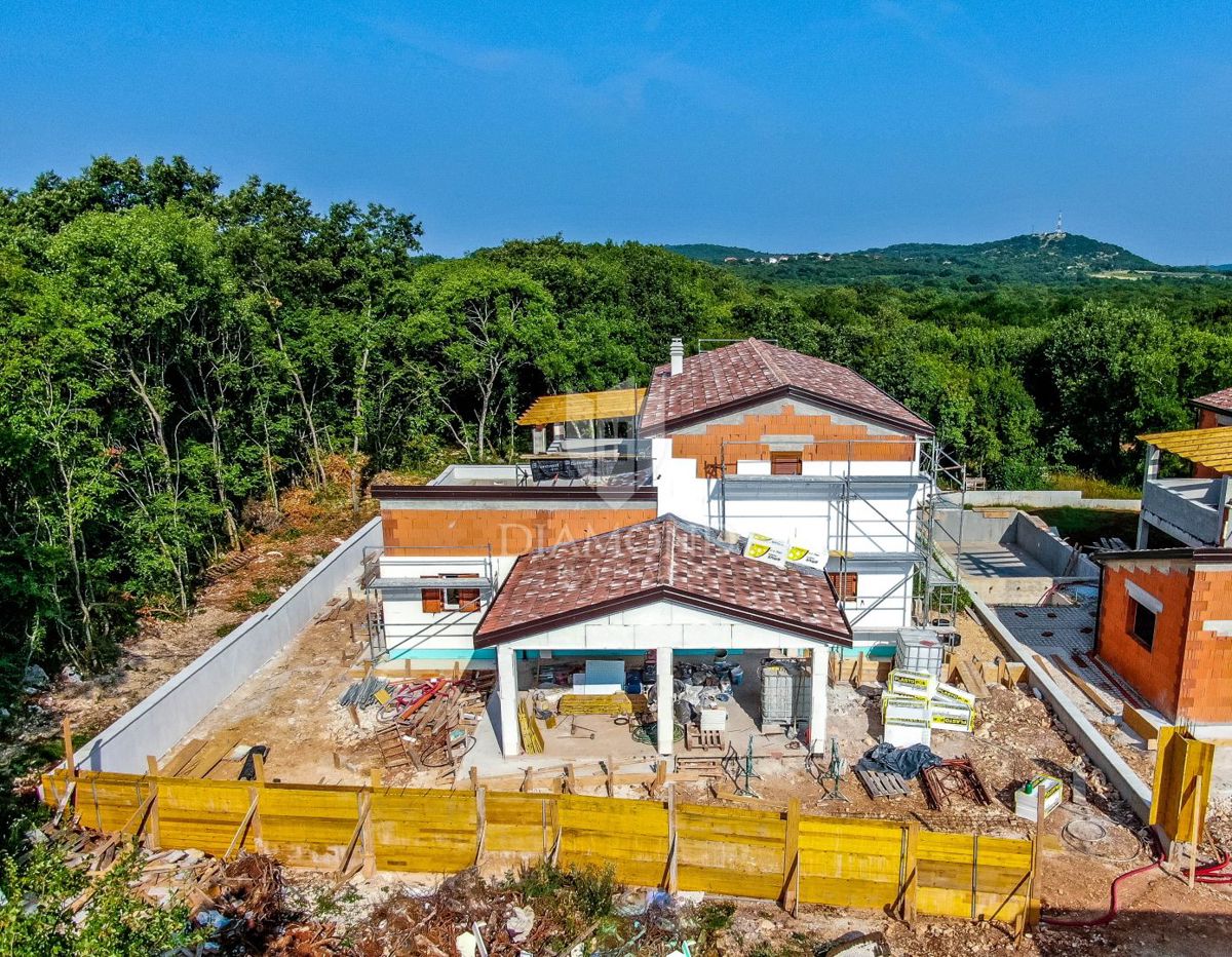 Una nuova casa moderna con piscina nella pace della natura vicino a Rovigno