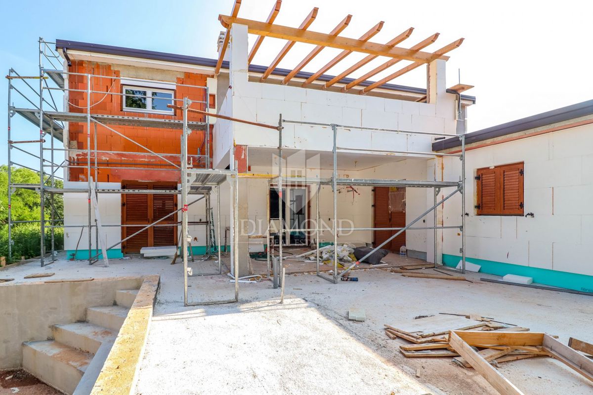 Una nuova casa moderna con piscina nella pace della natura vicino a Rovigno