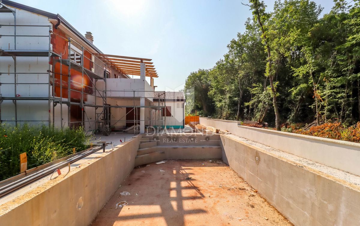 Una nuova casa moderna con piscina nella pace della natura vicino a Rovigno