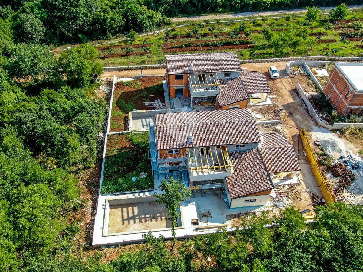 Una nuova casa moderna con piscina nella pace della natura vicino a Rovigno