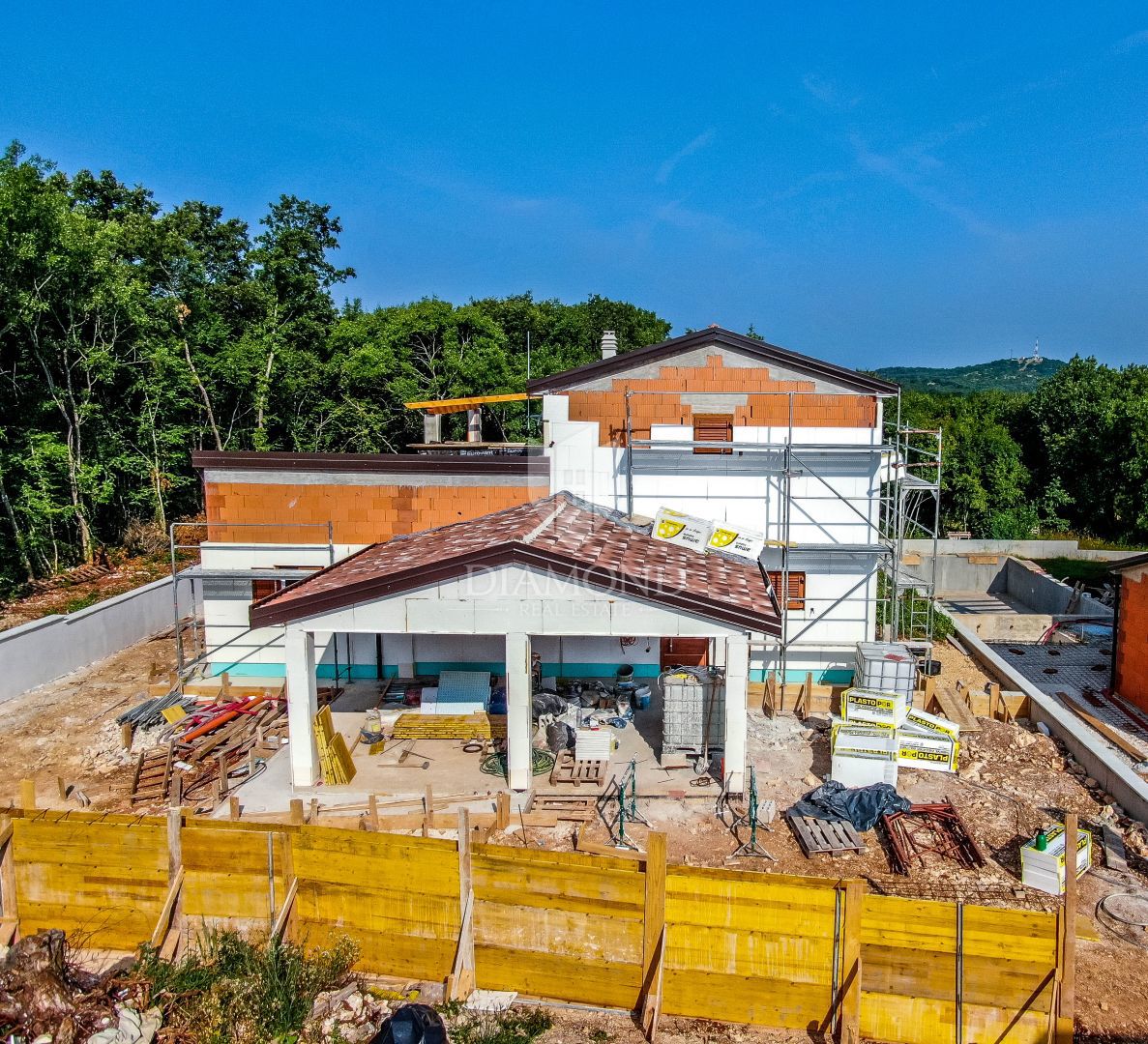Una nuova casa moderna con piscina nella pace della natura vicino a Rovigno