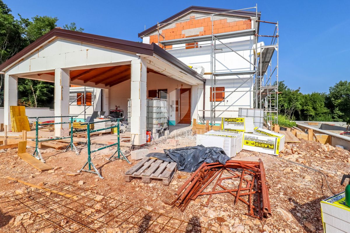 Una nuova casa moderna con piscina nella pace della natura vicino a Rovigno