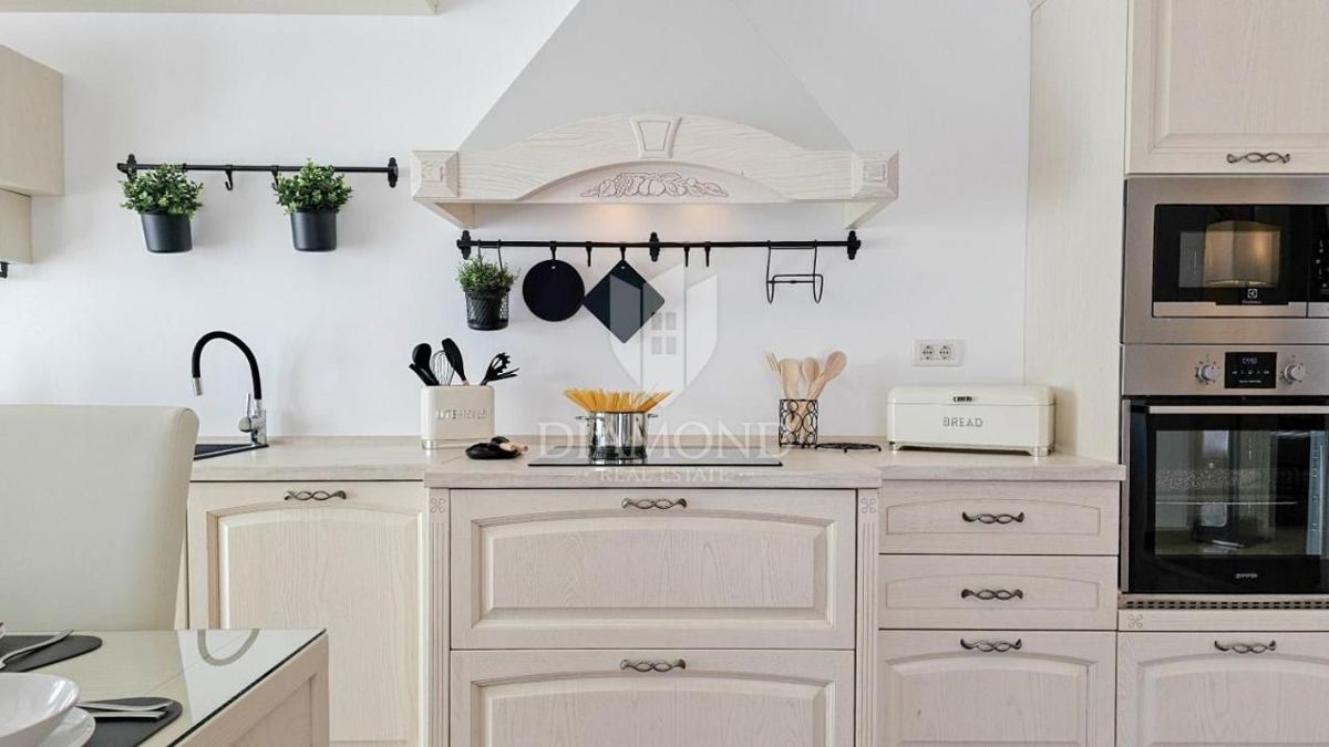 Zona Umago, bellissima casa indipendente di 260 m2 con piscina