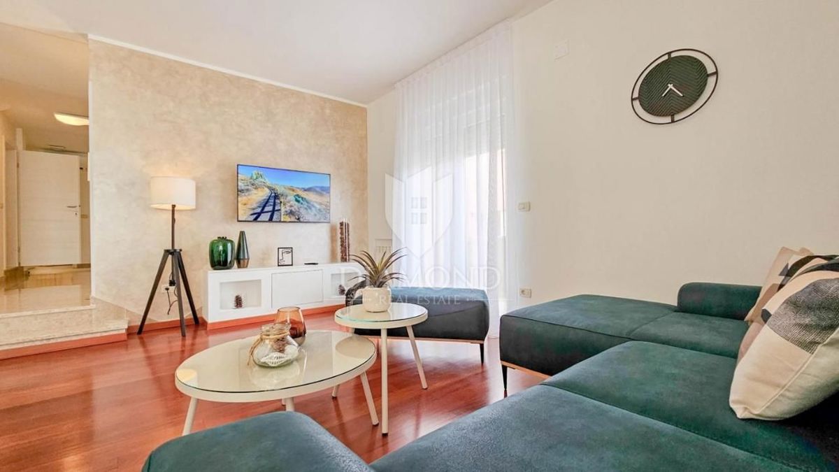 Zona Umago, bellissima casa indipendente di 260 m2 con piscina