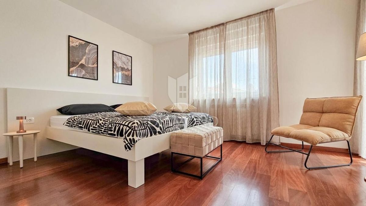 Zona Umago, bellissima casa indipendente di 260 m2 con piscina