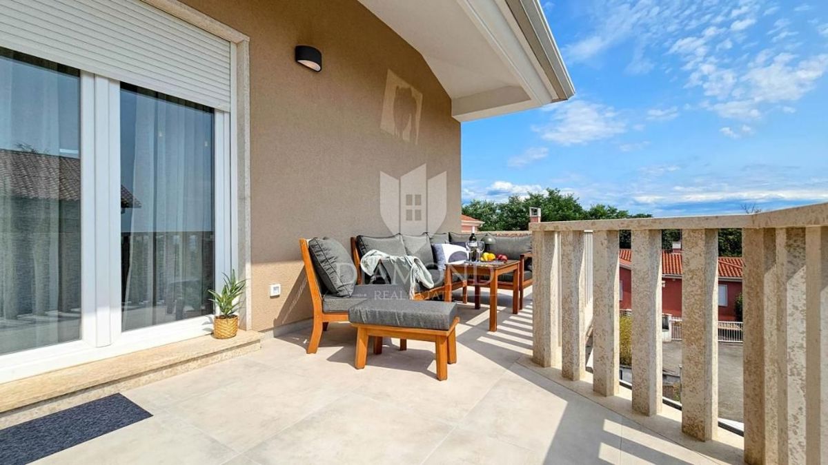 Zona Umago, bellissima casa indipendente di 260 m2 con piscina