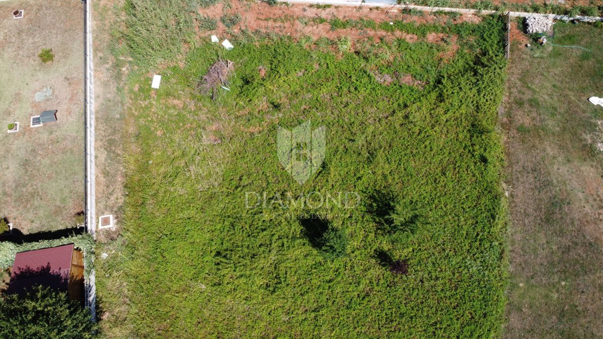 Poreč, dintorni – Ottima opportunità edificabile vicino al mare!