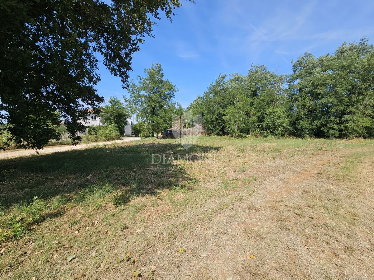 Parenzo, dintorni, terreno edificabile a 1 km dal mare!