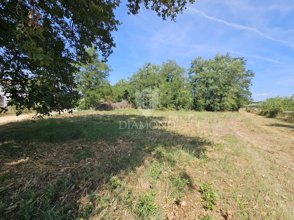 Parenzo, dintorni, terreno edificabile a 1 km dal mare!