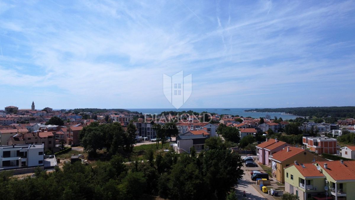 Parenzo, dintorni, terreno edificabile a 1 km dal mare!