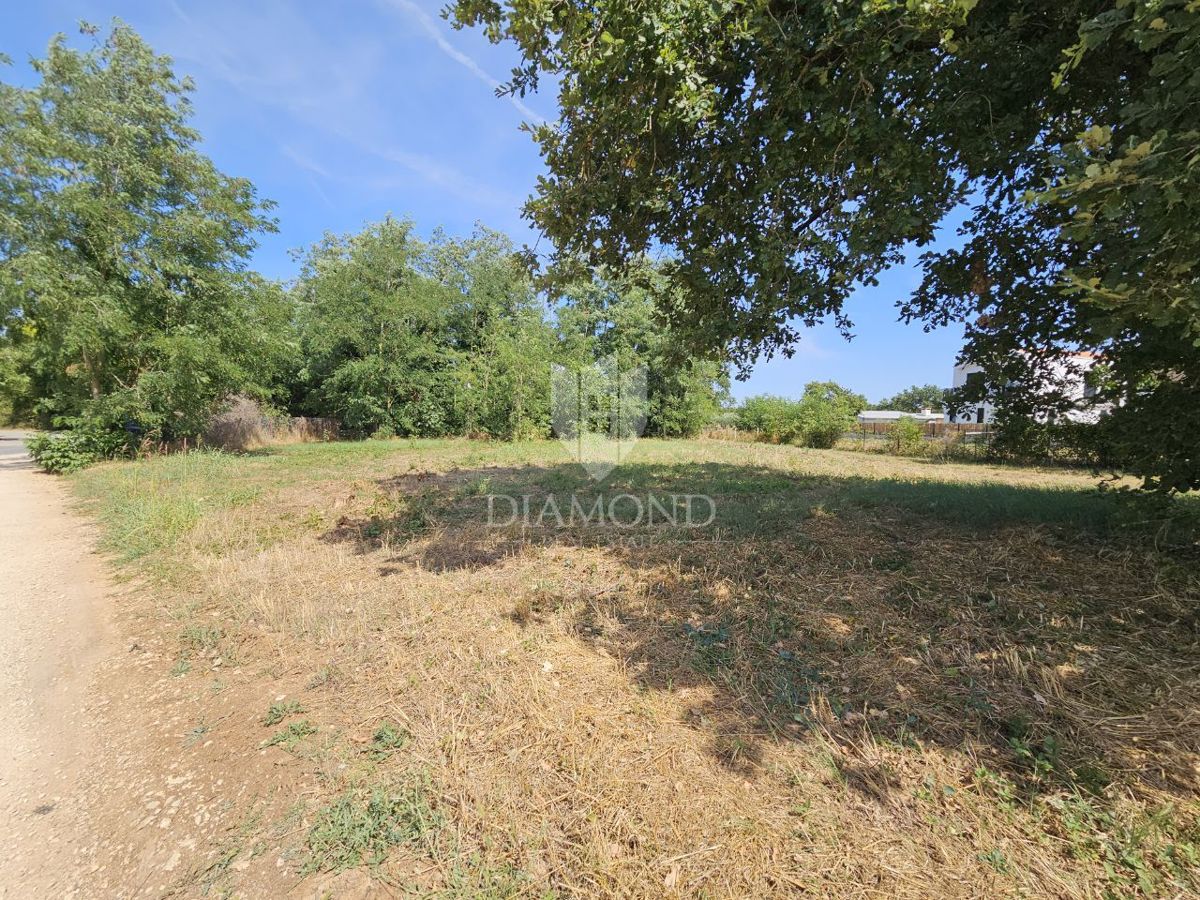 Parenzo, dintorni, terreno edificabile a 1 km dal mare!