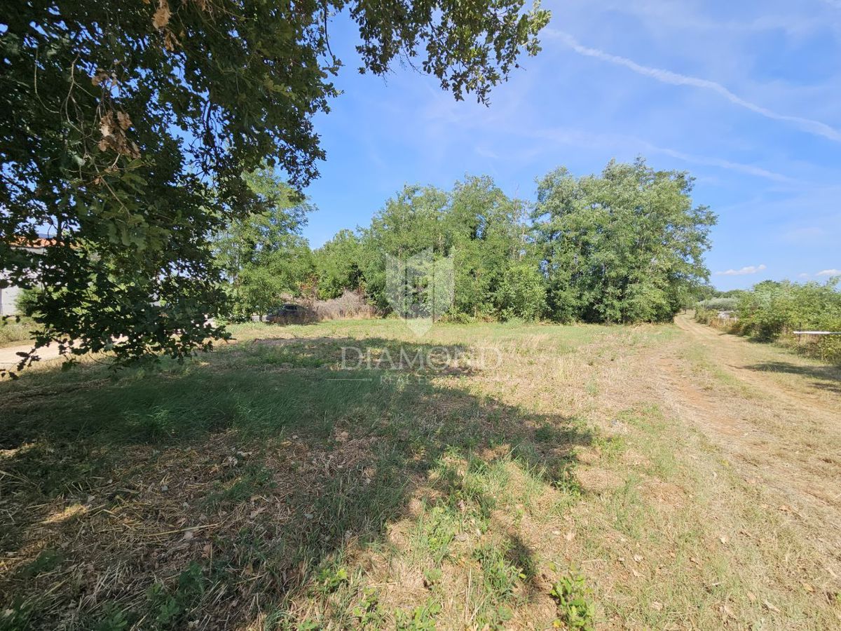 Parenzo, dintorni, terreno edificabile a 1 km dal mare!