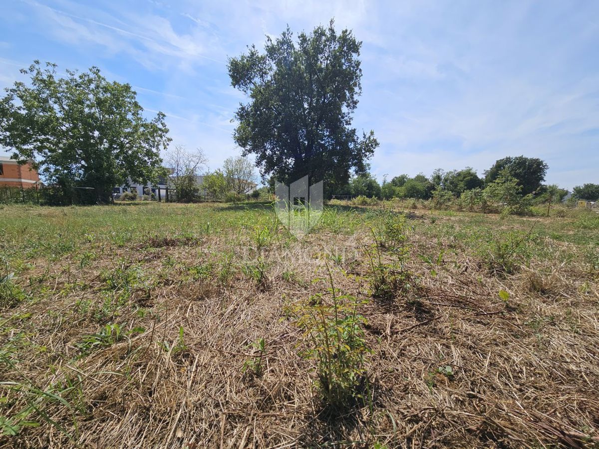 Parenzo, dintorni, terreno edificabile a 1 km dal mare!