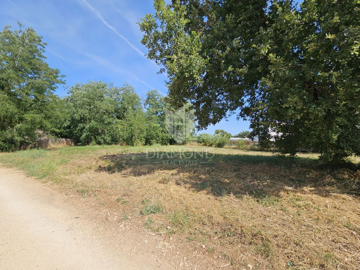 Parenzo, dintorni, terreno edificabile a 1 km dal mare!