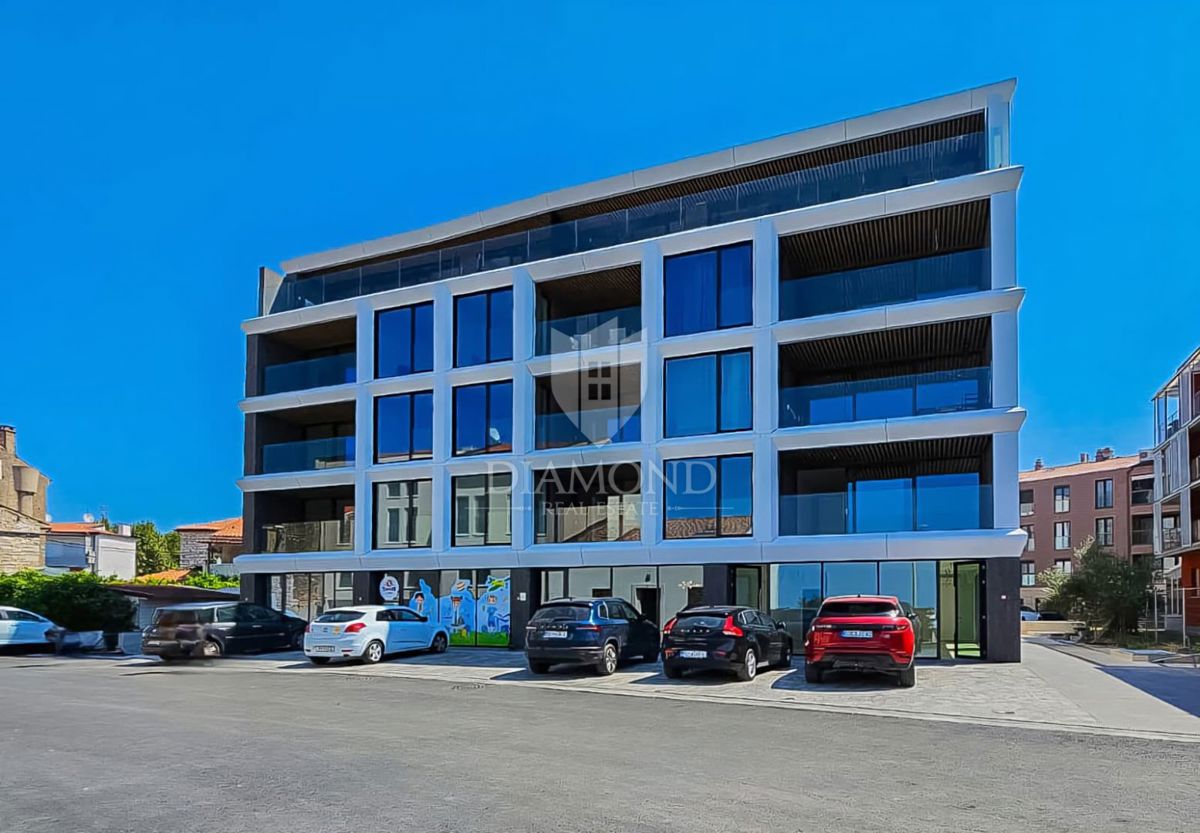 Umago, nuova costruzione! Lussuoso appartamento in centro, 2a fila al mare!