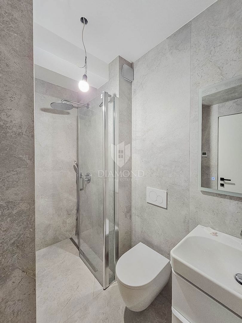 Umago, nuova costruzione! Lussuoso appartamento in centro, 2a fila al mare!