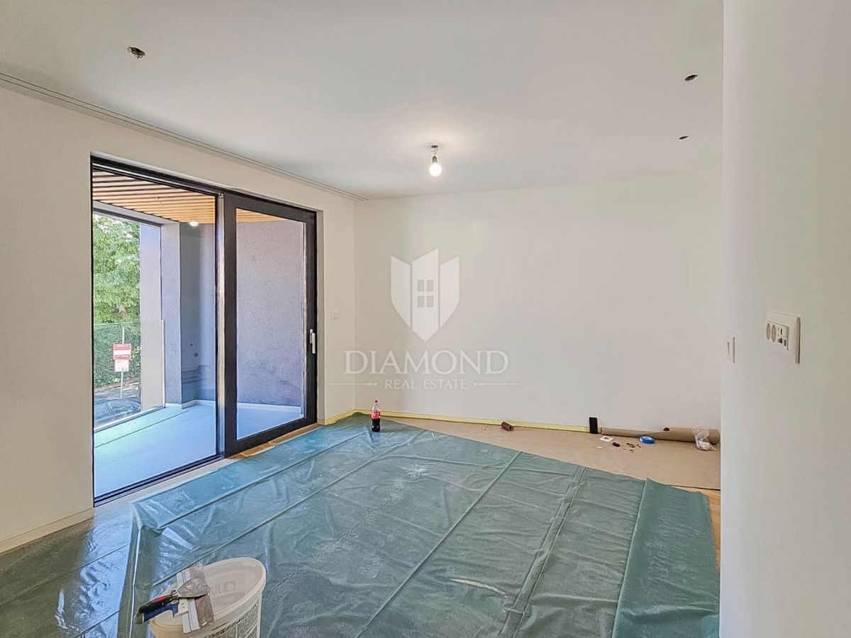 Umago, nuova costruzione! Lussuoso appartamento in centro, 2a fila al mare!