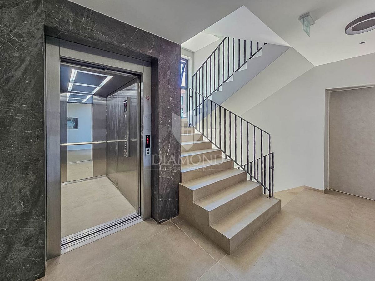 Umago, nuova costruzione! Lussuoso appartamento in centro, 2a fila al mare!