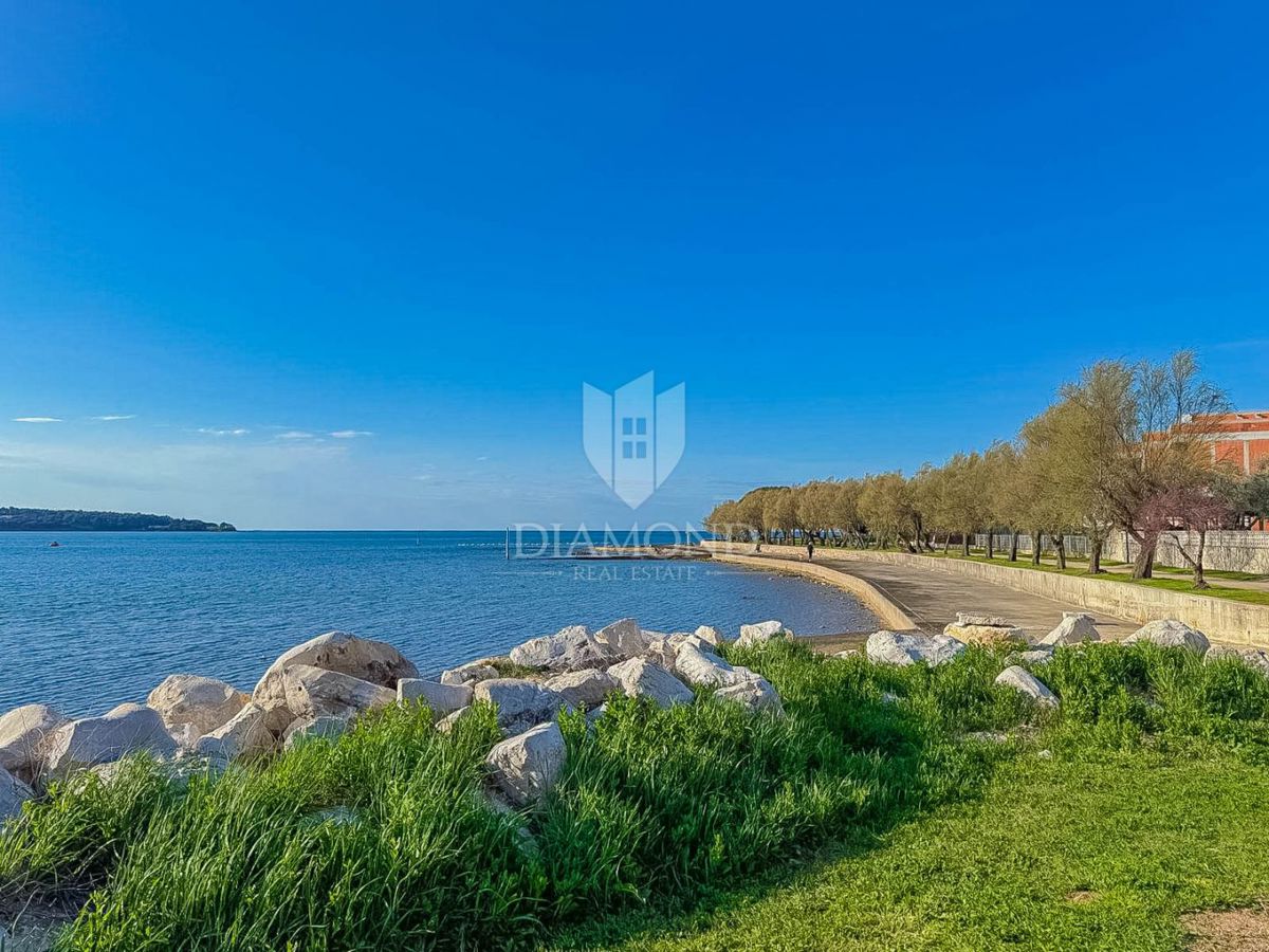 Occasione! Cittanova, appartamento al piano terra con giardino, prima fila al mare!