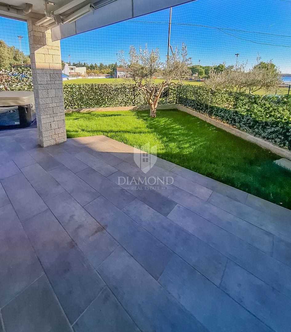 Occasione! Cittanova, appartamento al piano terra con giardino, prima fila al mare!