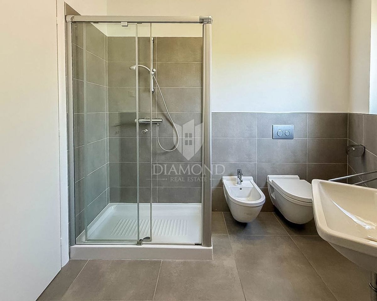 Occasione! Cittanova, appartamento al piano terra con giardino, prima fila al mare!