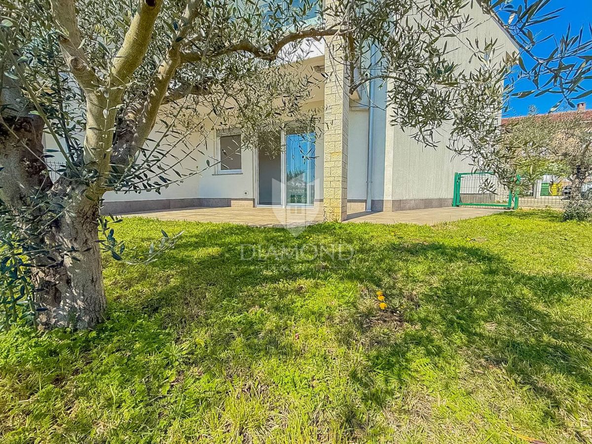 Occasione! Cittanova, appartamento al piano terra con giardino, prima fila al mare!