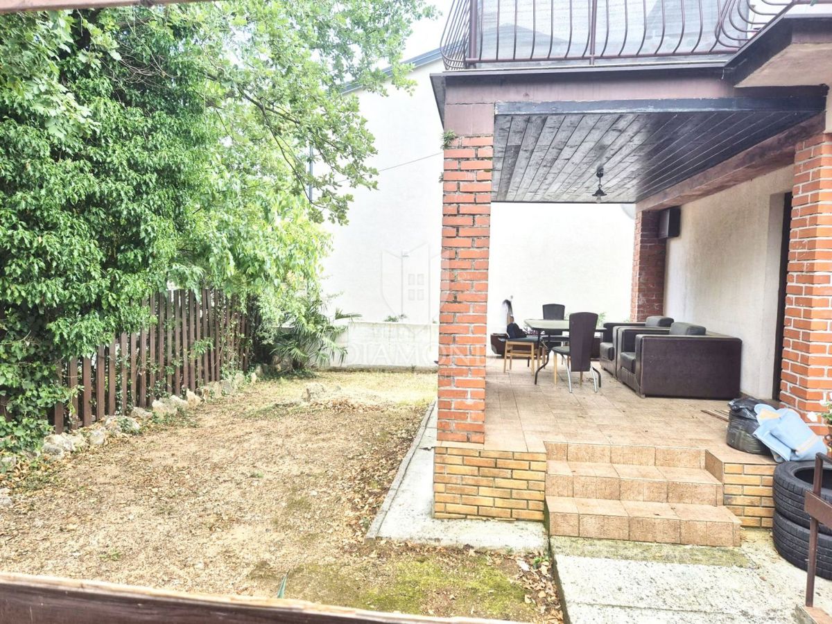 Parenzo, dintorni, ottima casa con 4 appartamenti a 700m dal mare