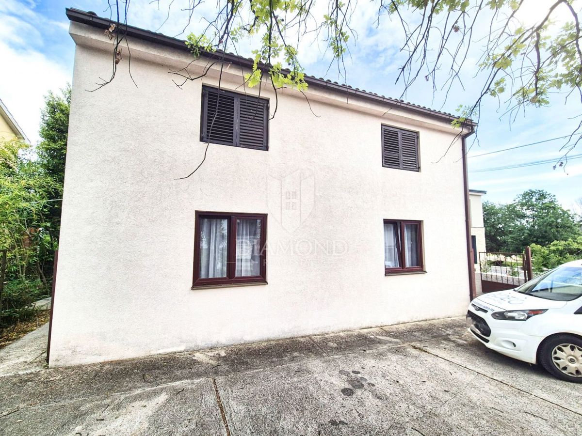 Parenzo, dintorni, ottima casa con 4 appartamenti a 700m dal mare