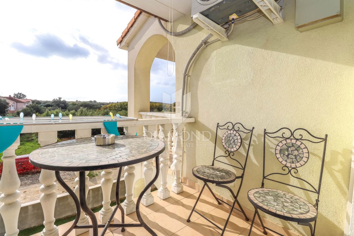 Pola, Veli Vrh – Ampia casa con più unità abitative, garage e un bel giardino!