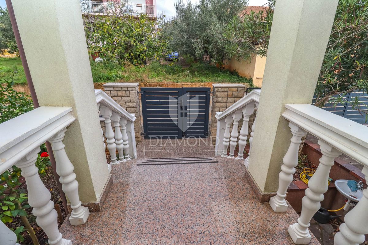 Pola, Veli Vrh – Ampia casa con più unità abitative, garage e un bel giardino!