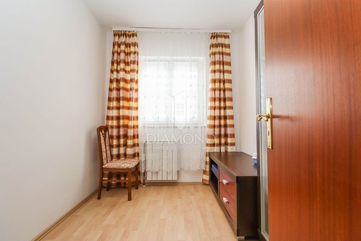 Pola, Veli Vrh – Ampia casa con più unità abitative, garage e un bel giardino!