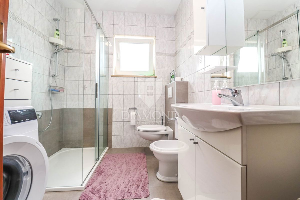 Pola, Veli Vrh – Ampia casa con più unità abitative, garage e un bel giardino!