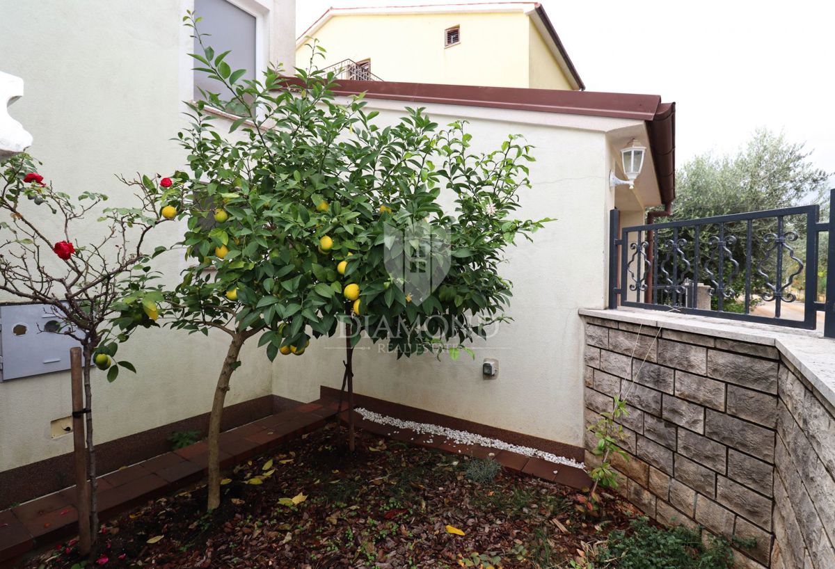 Pola, Veli Vrh – Ampia casa con più unità abitative, garage e un bel giardino!